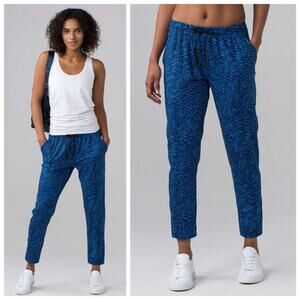 Lululemon Slim Jet Crop Joggers Size 2 Pants Blue Samba Snake Print